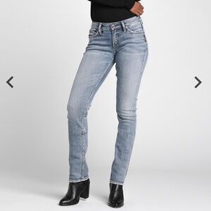 Flattering, curve-enhancing denim from Silver Jeans Co 🤍